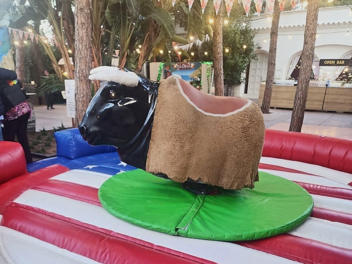 Toro mecánico sobre la colchoneta americana con la bandera de Estados Unidos