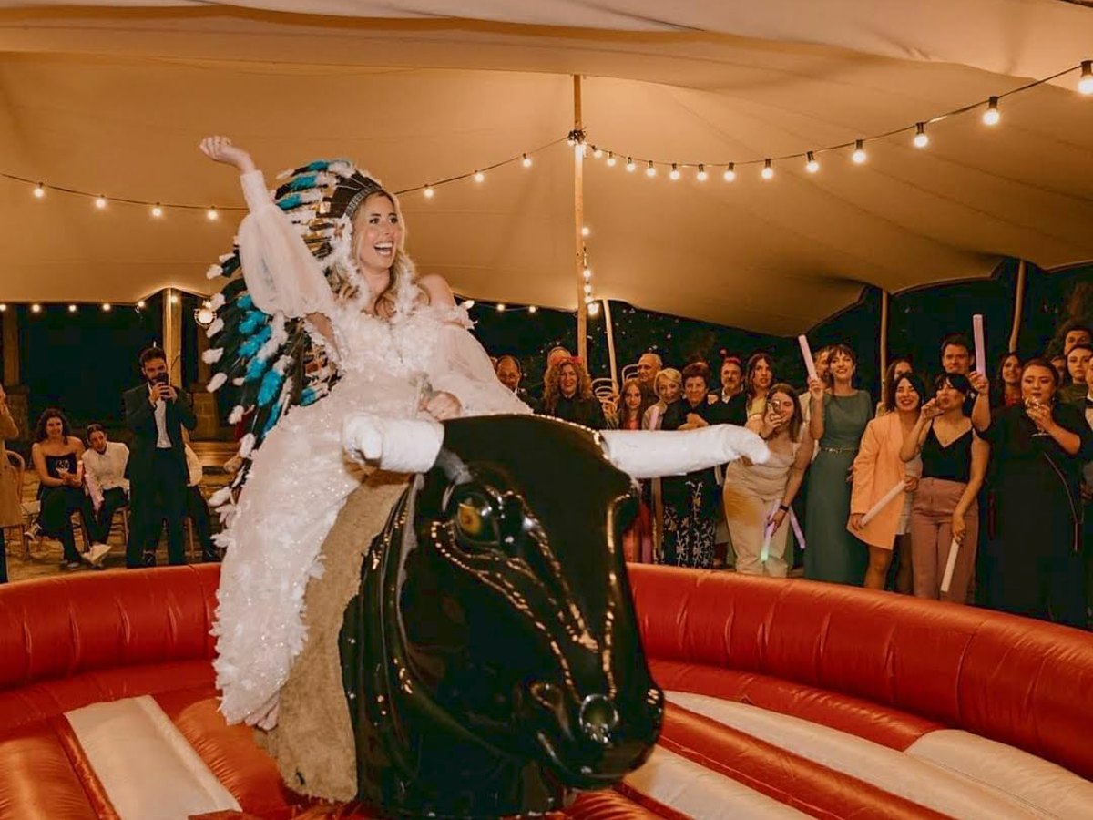 la novia montando el toro en la carpa