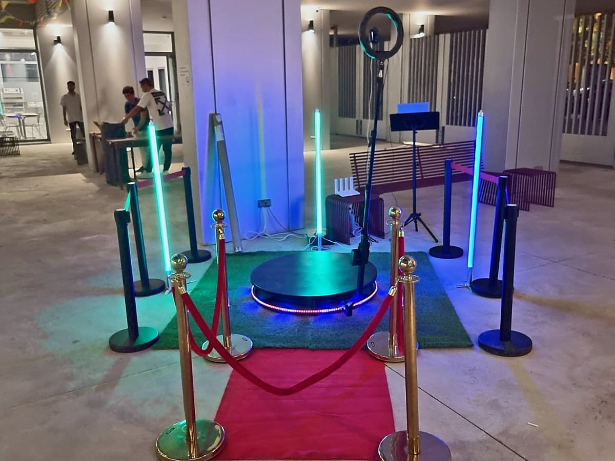 Fotomatón 360 montado con alfombra roja y tubos de luz LED en un evento