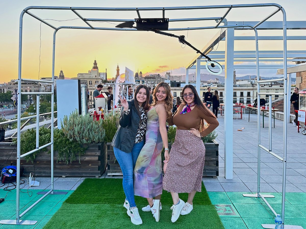 Grupo de invitadas posando bajo la estructura del Fotomatón 360 SKY