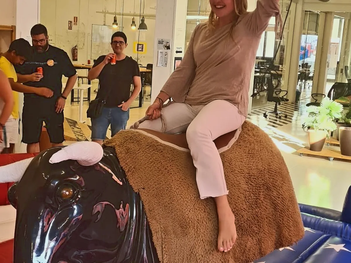Invitada montando el toro mecánico en un evento en interior
