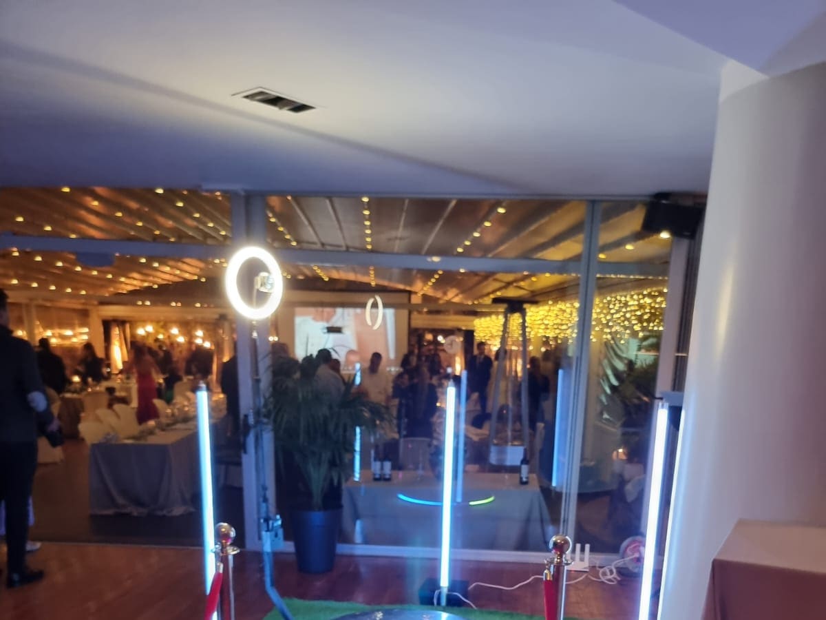 Fotomatón 360 con postes de luz y alfombra roja en una boda