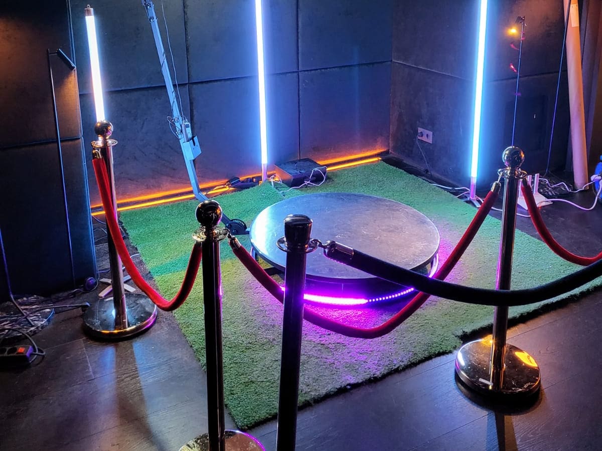 Plataforma del fotomatón 360 iluminada en una sala oscura