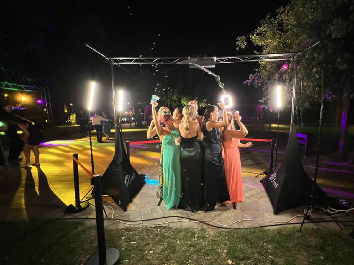 Fotomatón 360 SKY grabando a un grupo de invitadas de noche