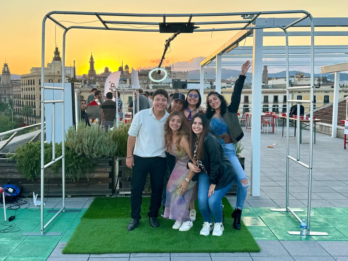 Grupo de amigos posando en el fotomatón 360 SKY