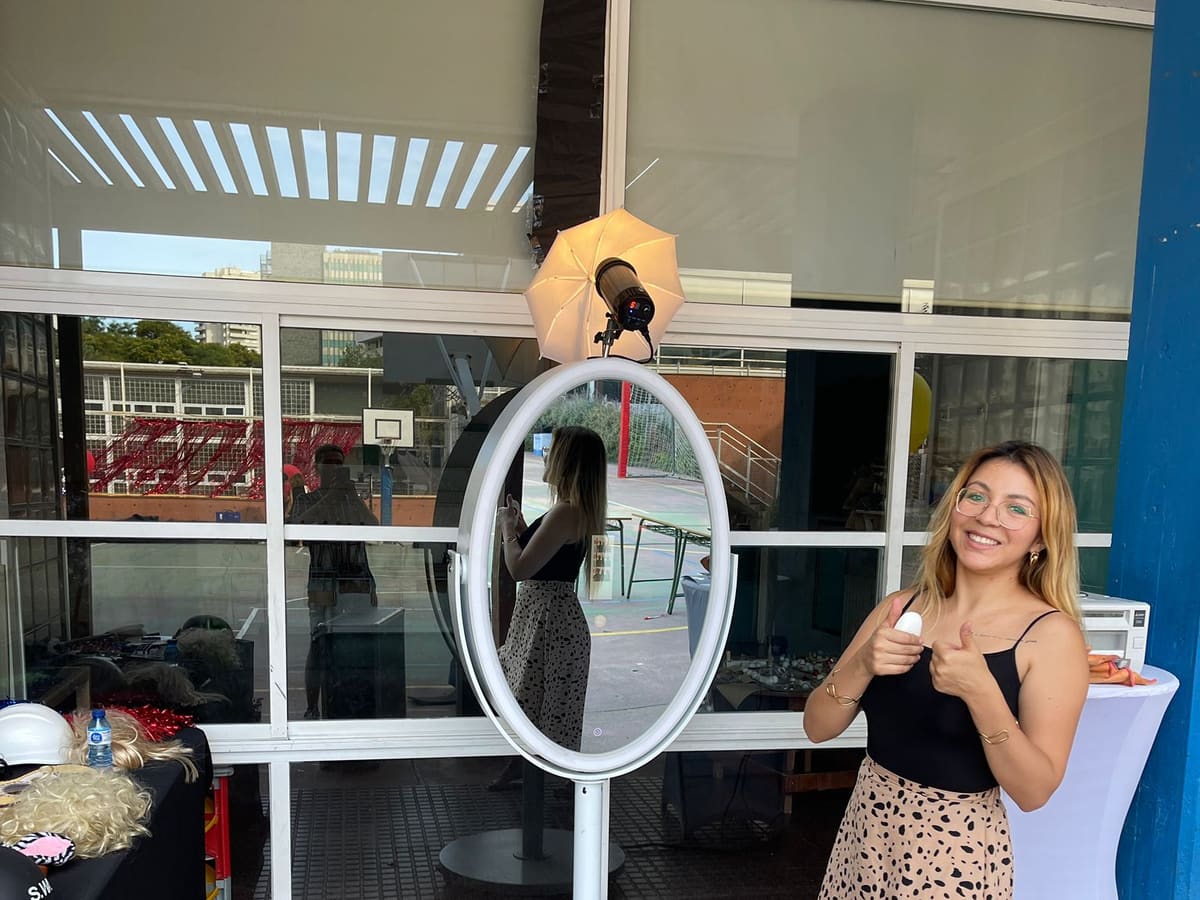 Invitada posando delante del fotomatón espejo ovalado