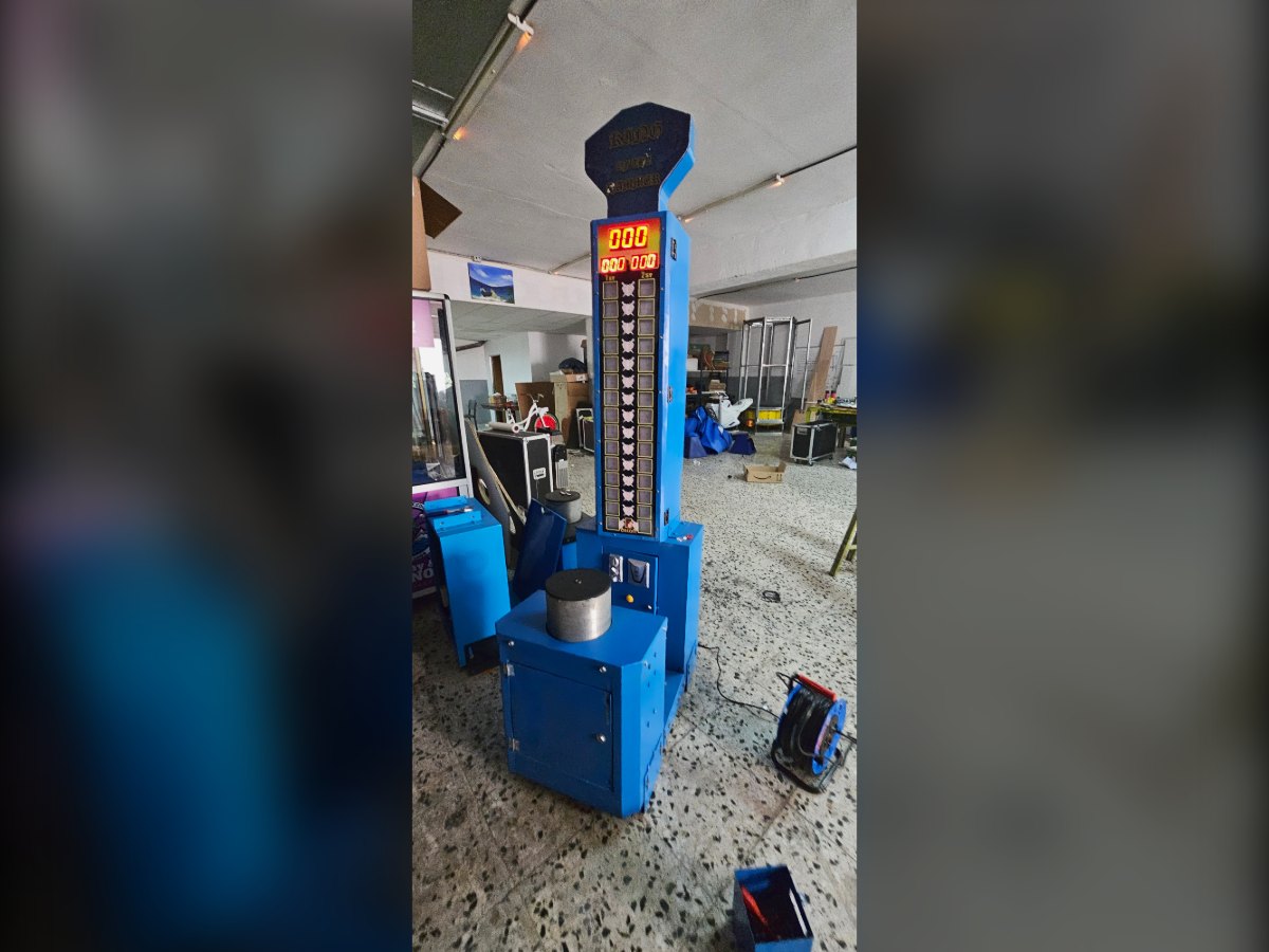 Martillo de feria con el mazo apoyado y el marcador de puntuación encendido