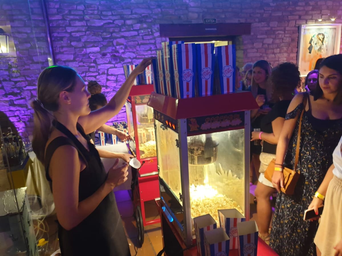 Camarera sirviendo palomitas en un evento