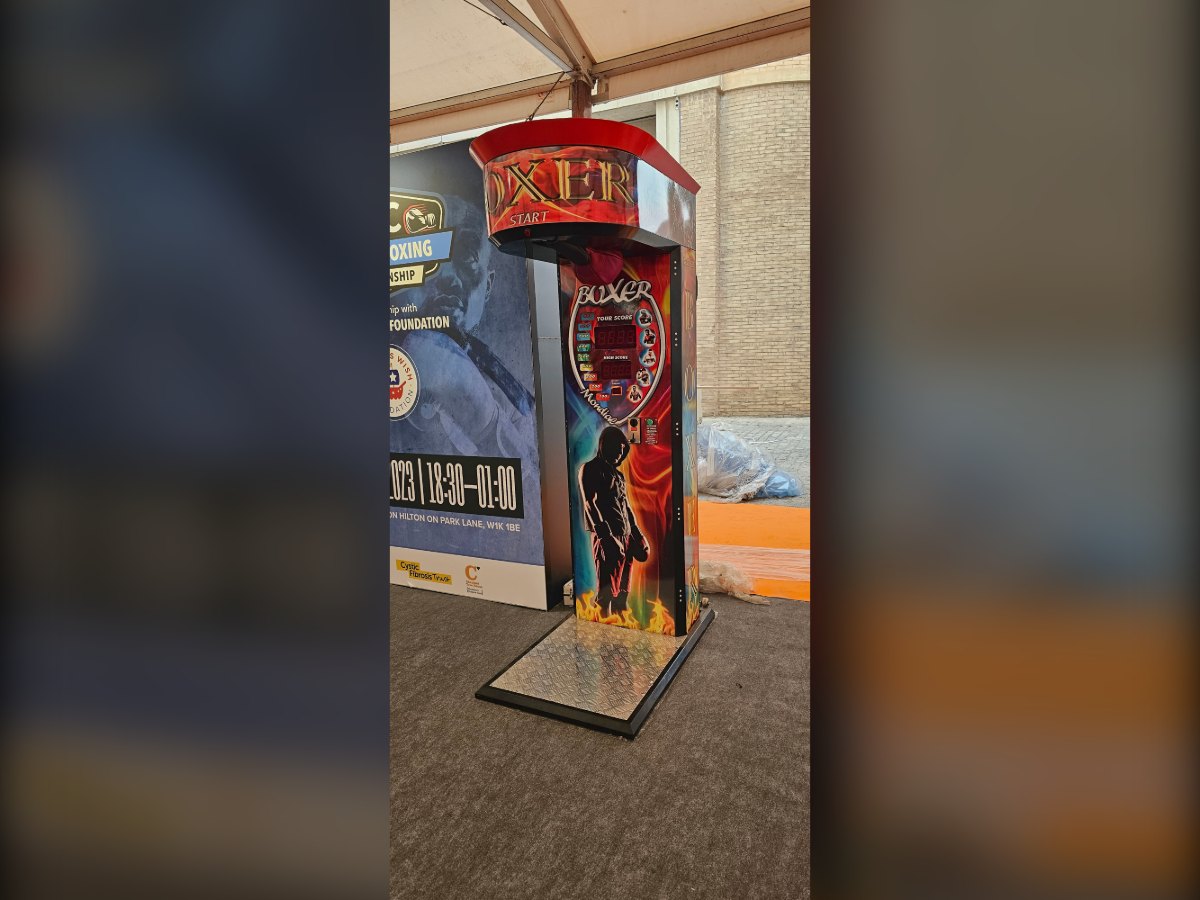 Máquina de boxeo punching preparada en un evento