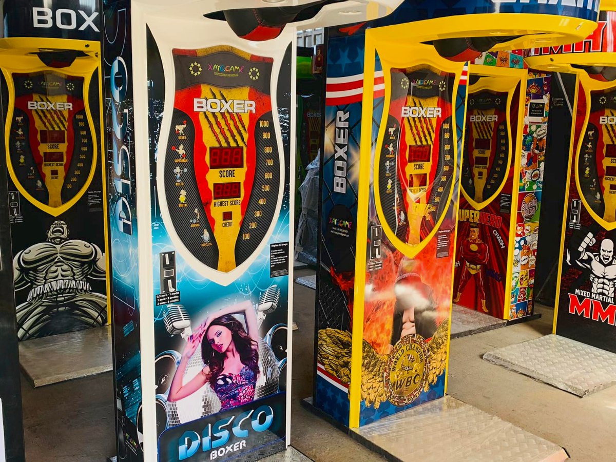 Máquinas de boxeo preparadas antes de un evento