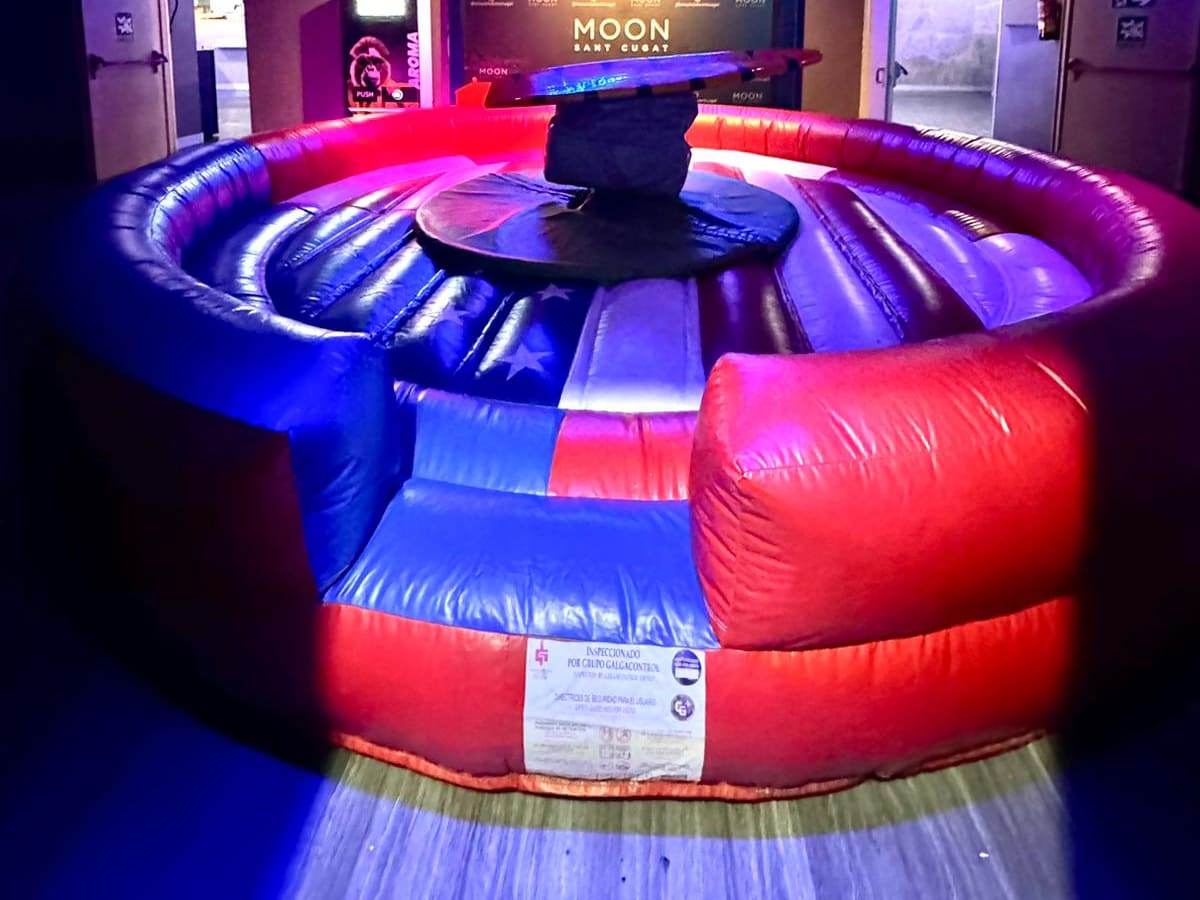 Surf mecánico montado en una discoteca con luces de colores